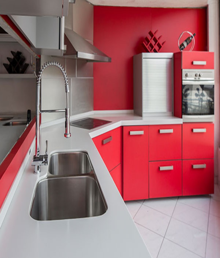 COCINA ESTILO MILLENIAL  Cubierta de Corian, Color Rojo, Parrilla Digital y Accesorios