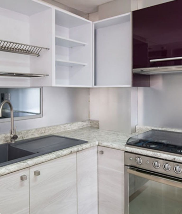 COCINA ESTILO NORDICO  Cubierta en Formica, Tonos Uva-Gris y Estufa Completa