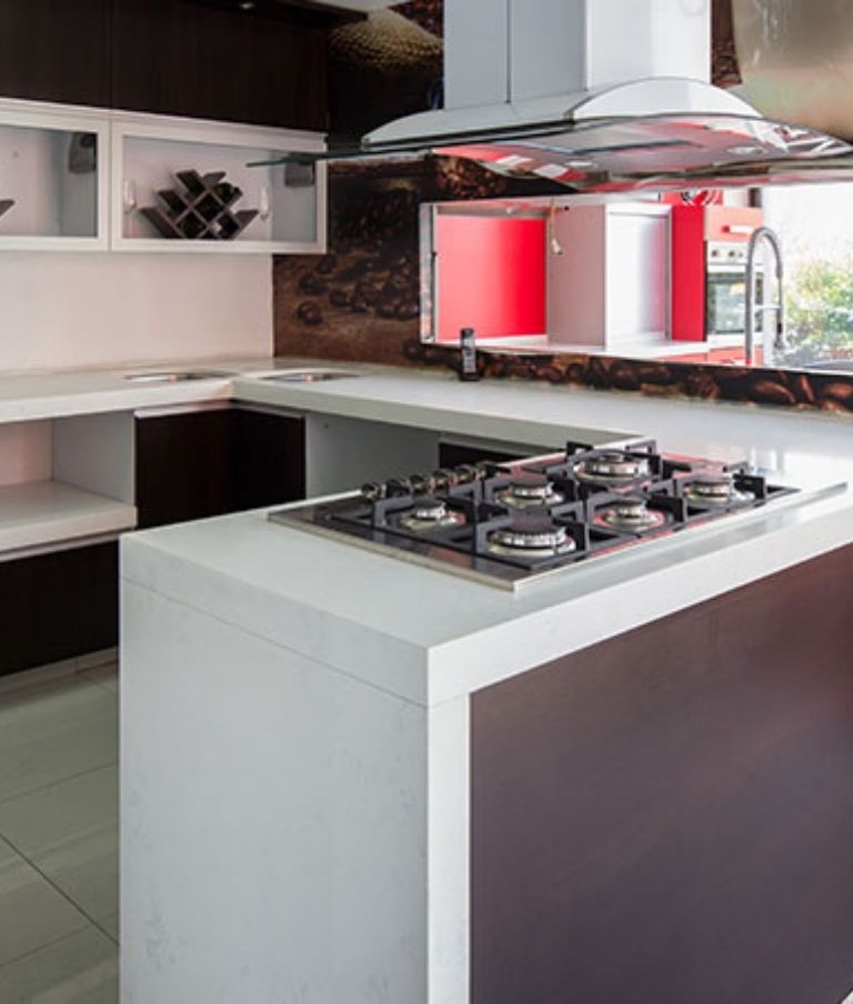 COCINA ESTILO URBANO  Quarzo, Tonos Ébano y Equipos de Acero Inoxidable